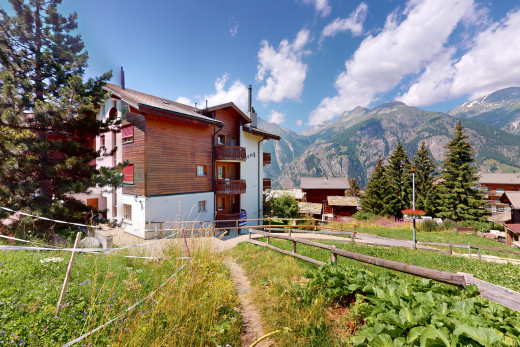außenansicht mit balkon und blick auf die berge