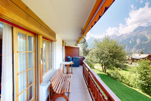 balkon mit blick auf die berge und balkon