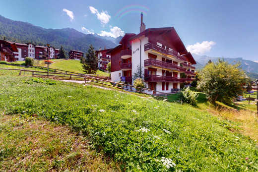 außenansicht mit zaun, blick auf die berge, und balkon