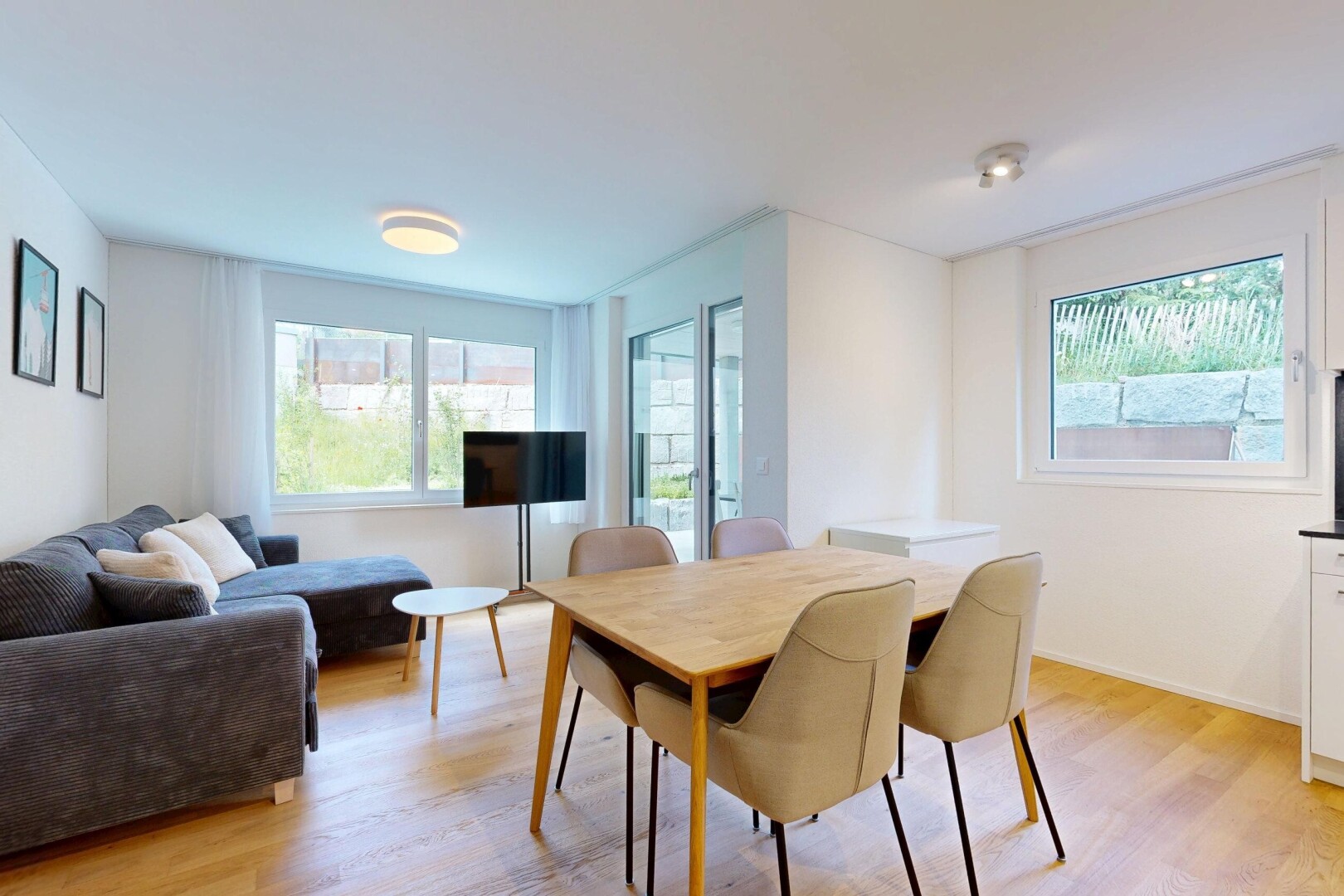 wohn- / esszimmer mit holzfußboden, wood finish floor, inside property, gipskartonwand, und drywall