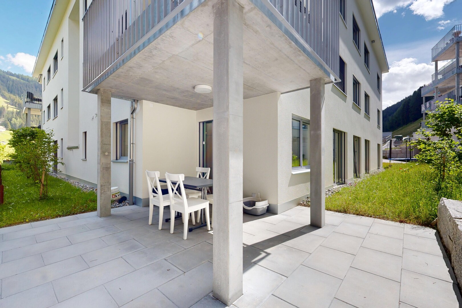 terrasse mit day time, essbereich im freien, terrasse, property visible, und rasen