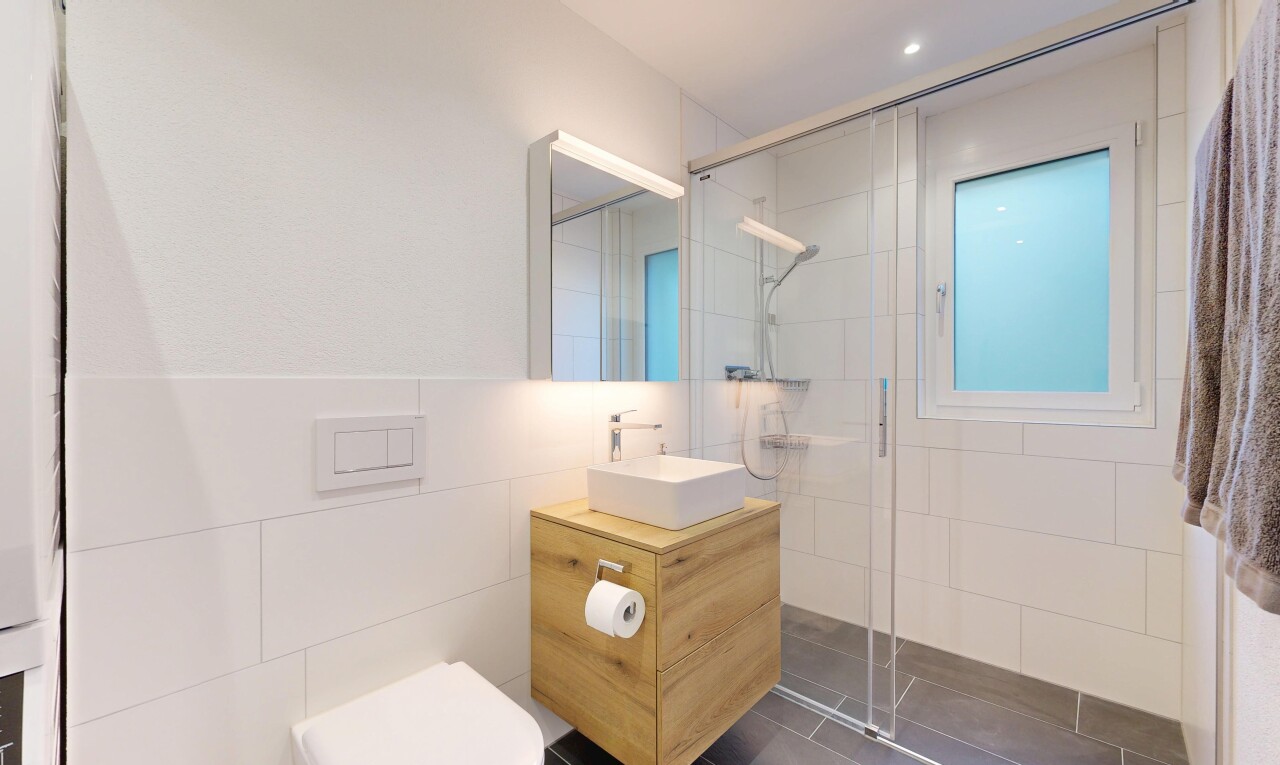 bad mit komplettes badezimmer, dusche, spiegel, schminktisch, und waschbecken