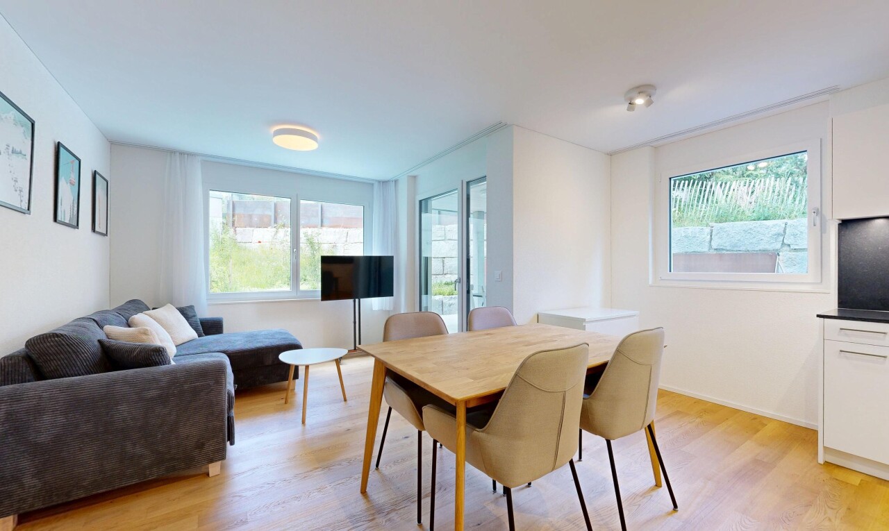 wohn- / esszimmer mit holzfußboden, wood finish floor, inside property, gipskartonwand, und drywall
