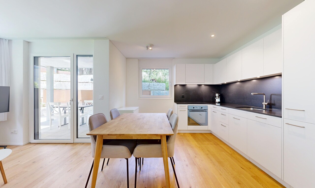küche mit ofen, light floor, arbeitsplatten, dark countertops, und holzfußboden