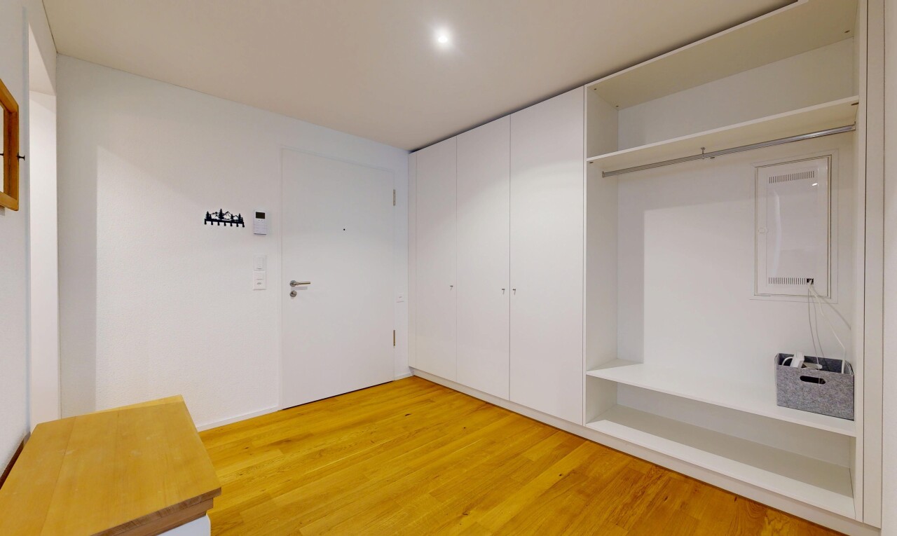 leerer raum mit holzfußboden, wood finish floor, inside property, light floor, und gipskartonwand