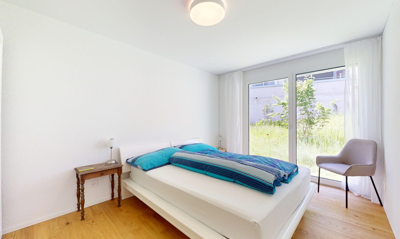 zimmer / schlafzimmer mit holzfußboden, wood finish floor, inside property, gipskartonwand, und drywall