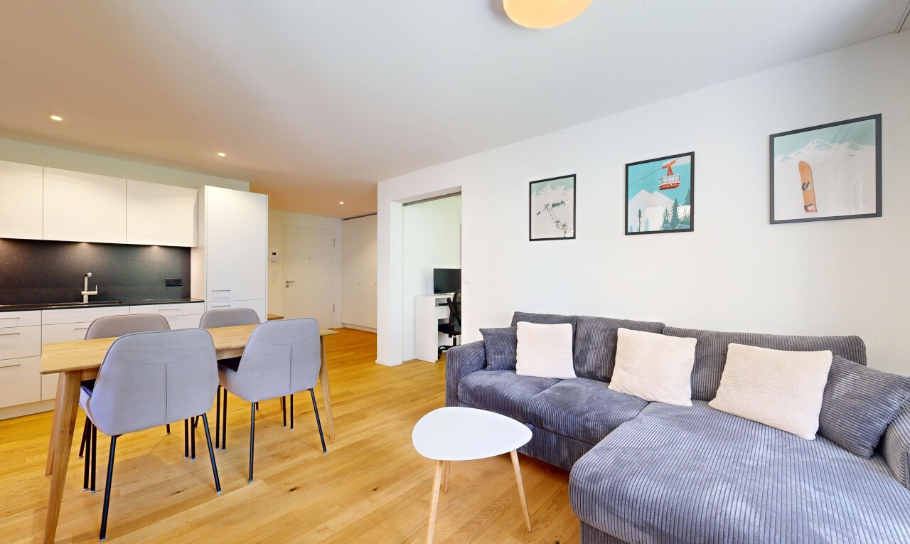 wohn- / esszimmer mit holzfußboden, wood finish floor, inside property, gipskartonwand, und drywall