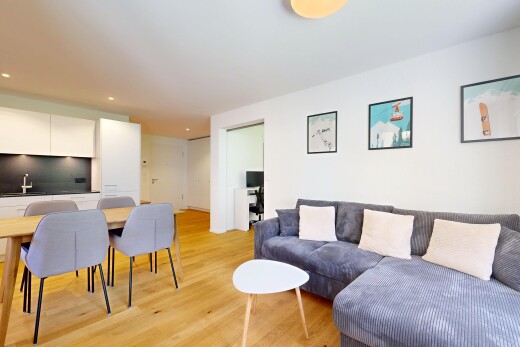 wohn- / esszimmer mit holzfußboden, wood finish floor, inside property, gipskartonwand, und drywall