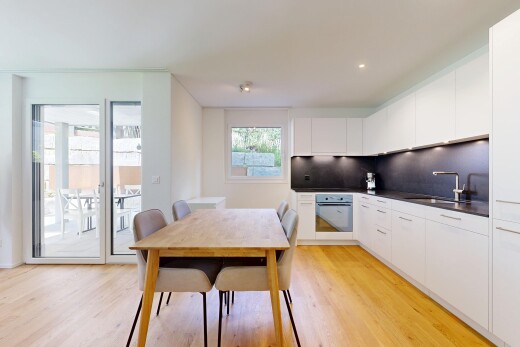 küche mit ofen, light floor, arbeitsplatten, dark countertops, und holzfußboden