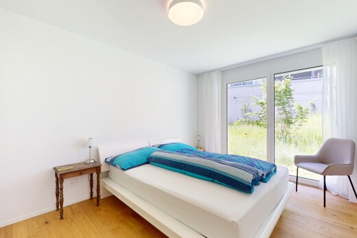 zimmer / schlafzimmer mit holzfußboden, wood finish floor, inside property, gipskartonwand, und drywall