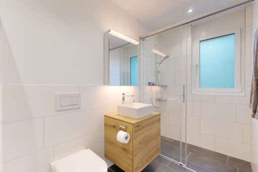 bad mit komplettes badezimmer, dusche, spiegel, schminktisch, und waschbecken