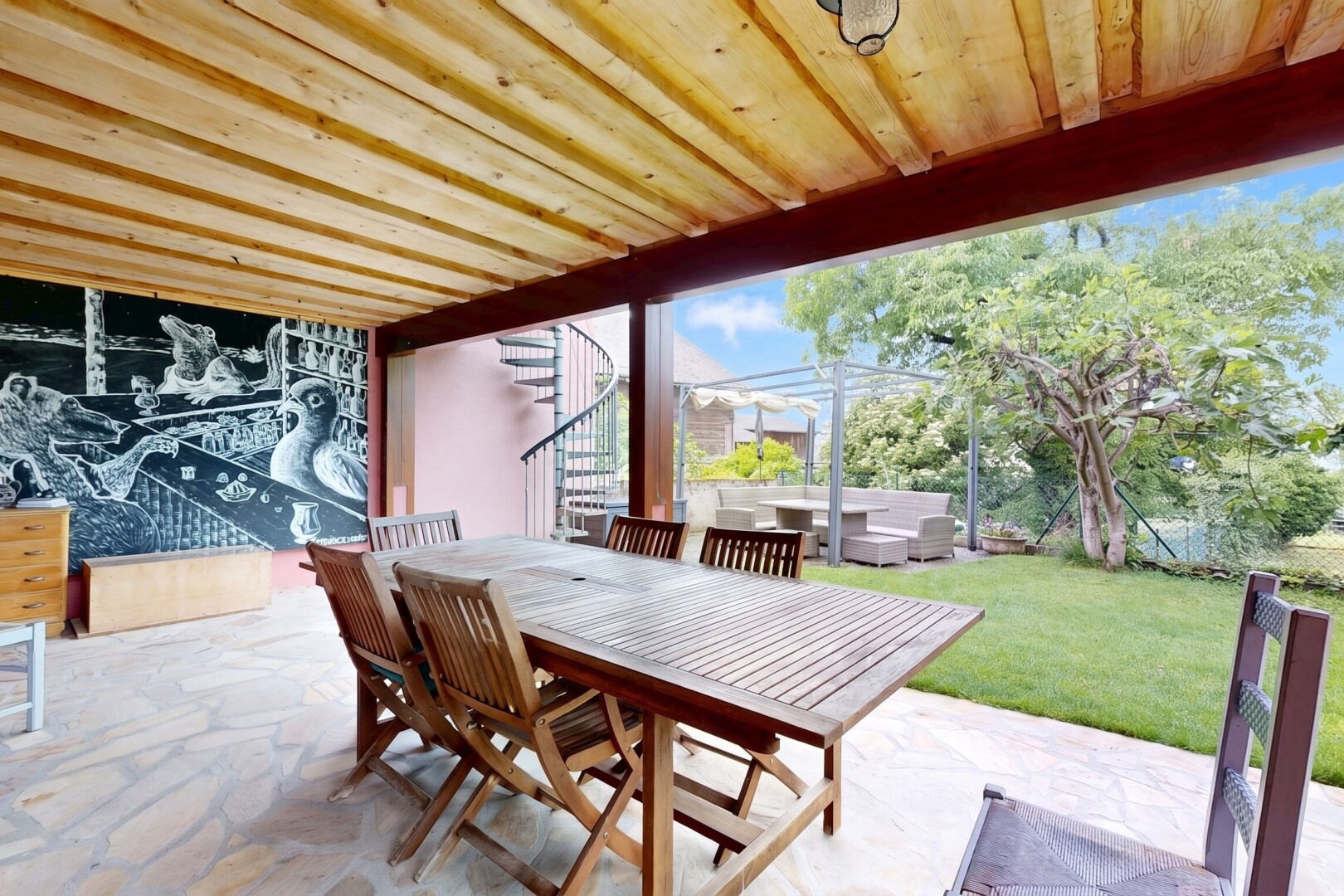 terrasse avec bain à remous, coin repas extérieur, day time, pelouse, et terrasse