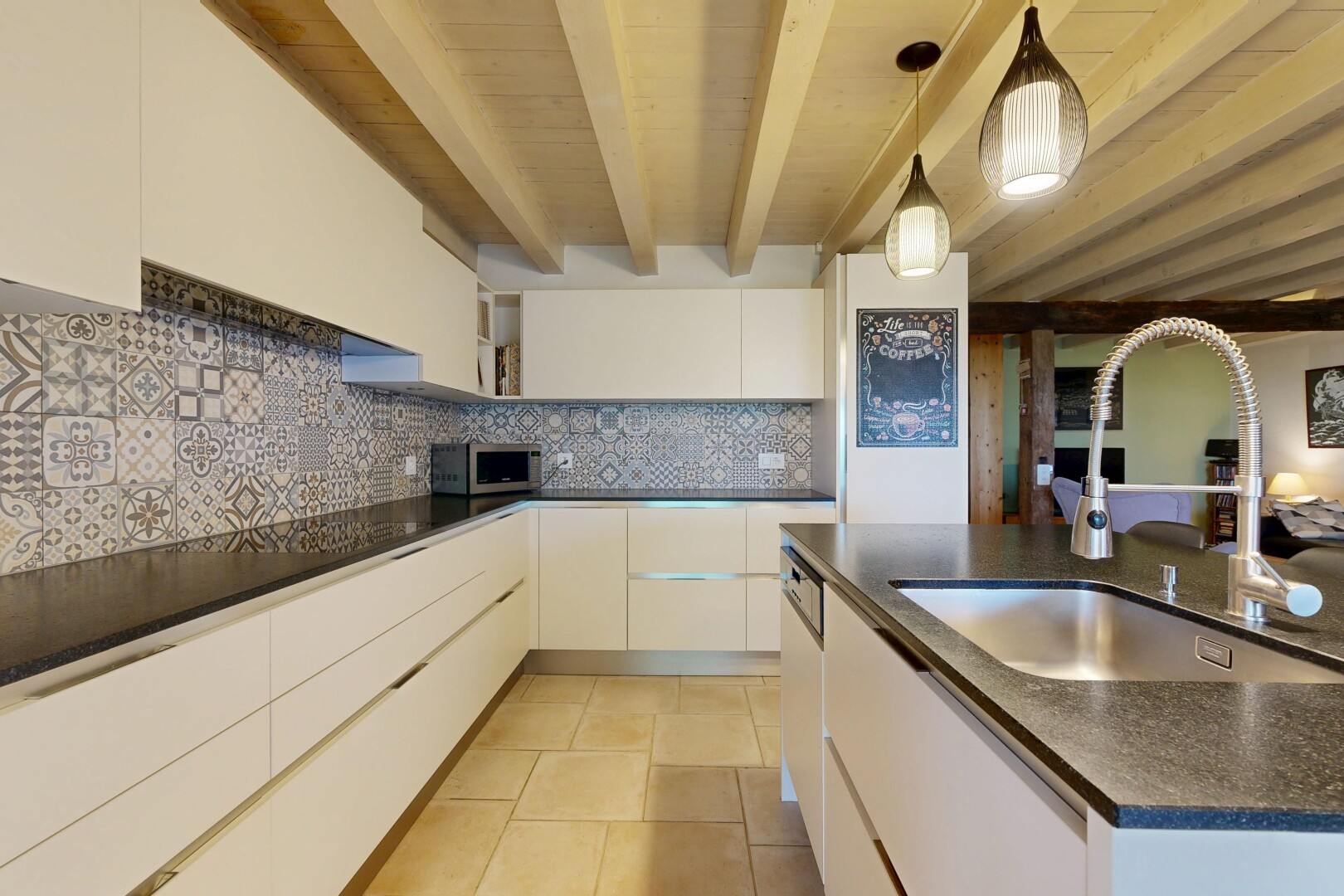 cuisine avec dark countertops, évier, pendant lighting, éclairage suspendu, et backsplash