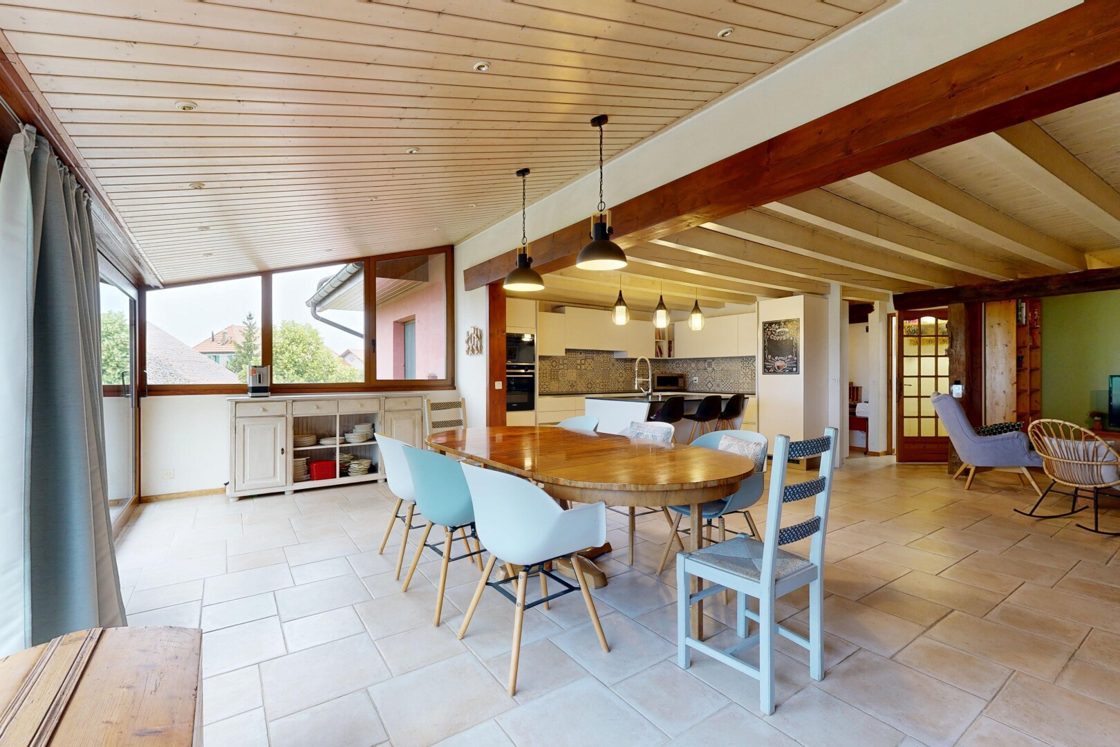 salle à manger avec drywall, cloison sèche, natural light, lumière naturelle, et beamed ceiling
