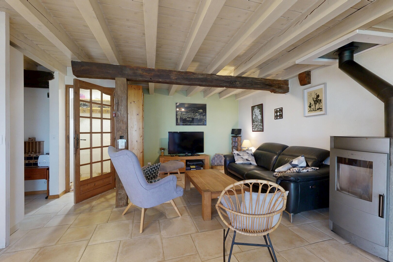 salon avec inside property, poêle à bois, télévision, beamed ceiling, et plafond à poutres