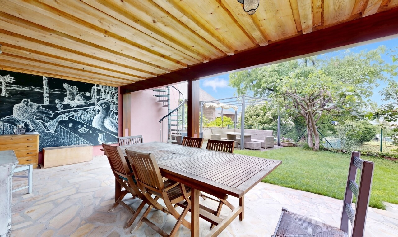 terrasse avec bain à remous, coin repas extérieur, day time, pelouse, et terrasse