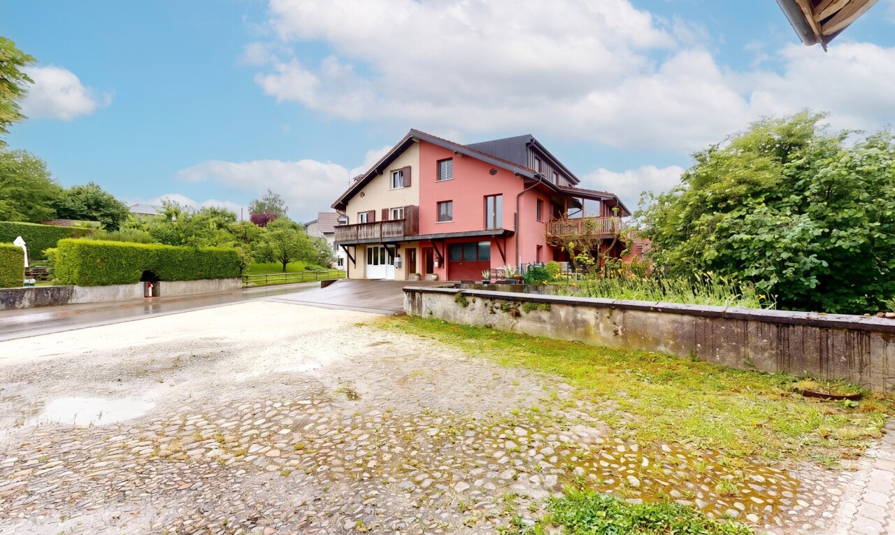 façade avec property visible, day time, et bardage en stuc