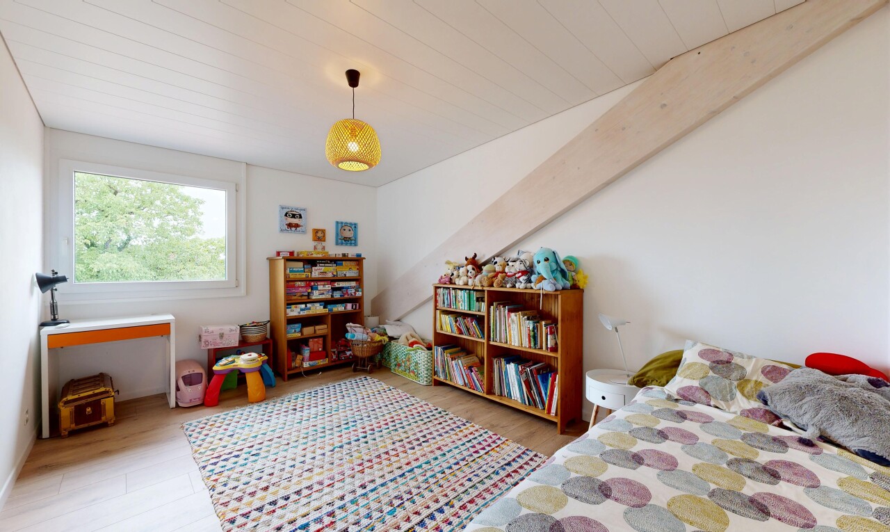 chambre avec lumière naturelle, natural light, sol en finition bois, wood finish floor, et inside property