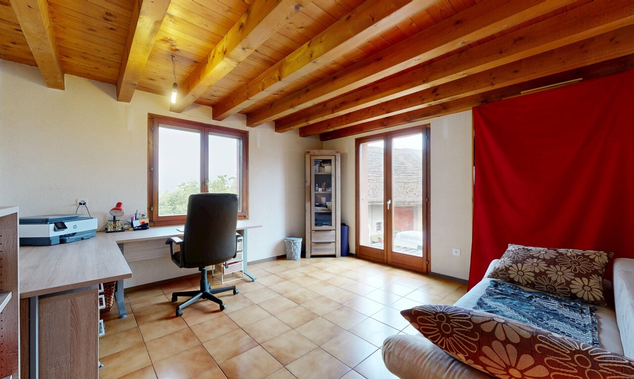 bureau avec portes-fenêtres, inside property, natural light, lumière naturelle, et drywall