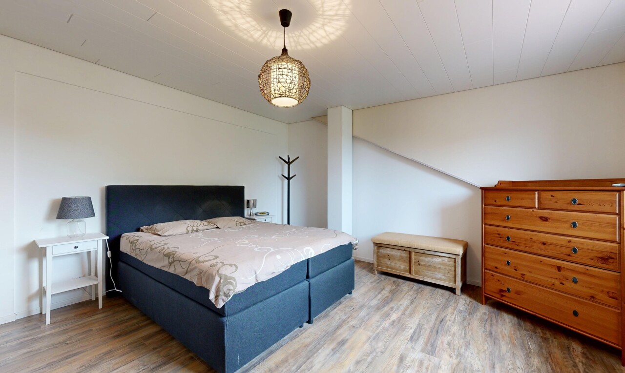 chambre avec sol en finition bois, wood finish floor, inside property, cloison sèche, et drywall