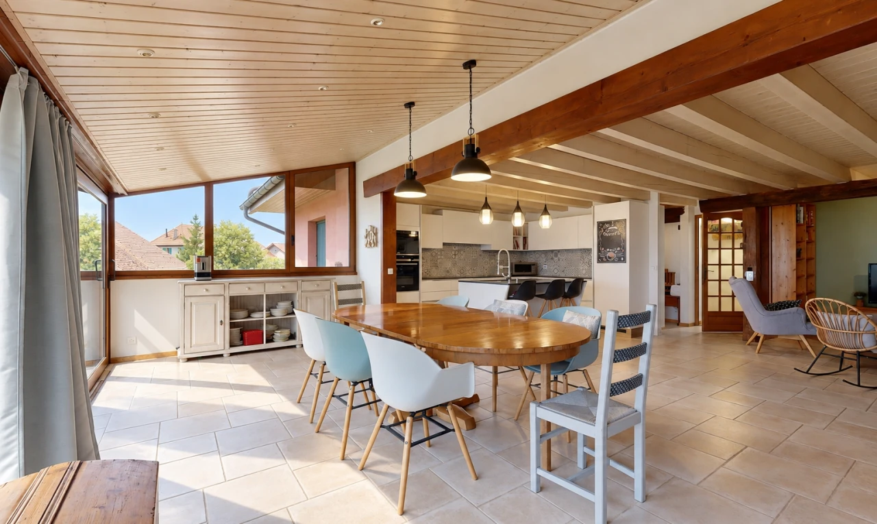 salle à manger avec éclairage suspendu, high end ceiling, light floor, drywall, et cloison sèche