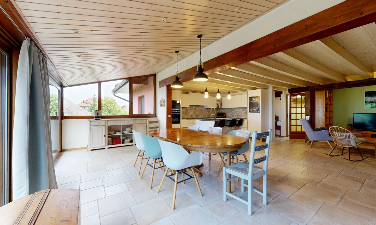 salle à manger avec drywall, cloison sèche, natural light, lumière naturelle, et beamed ceiling