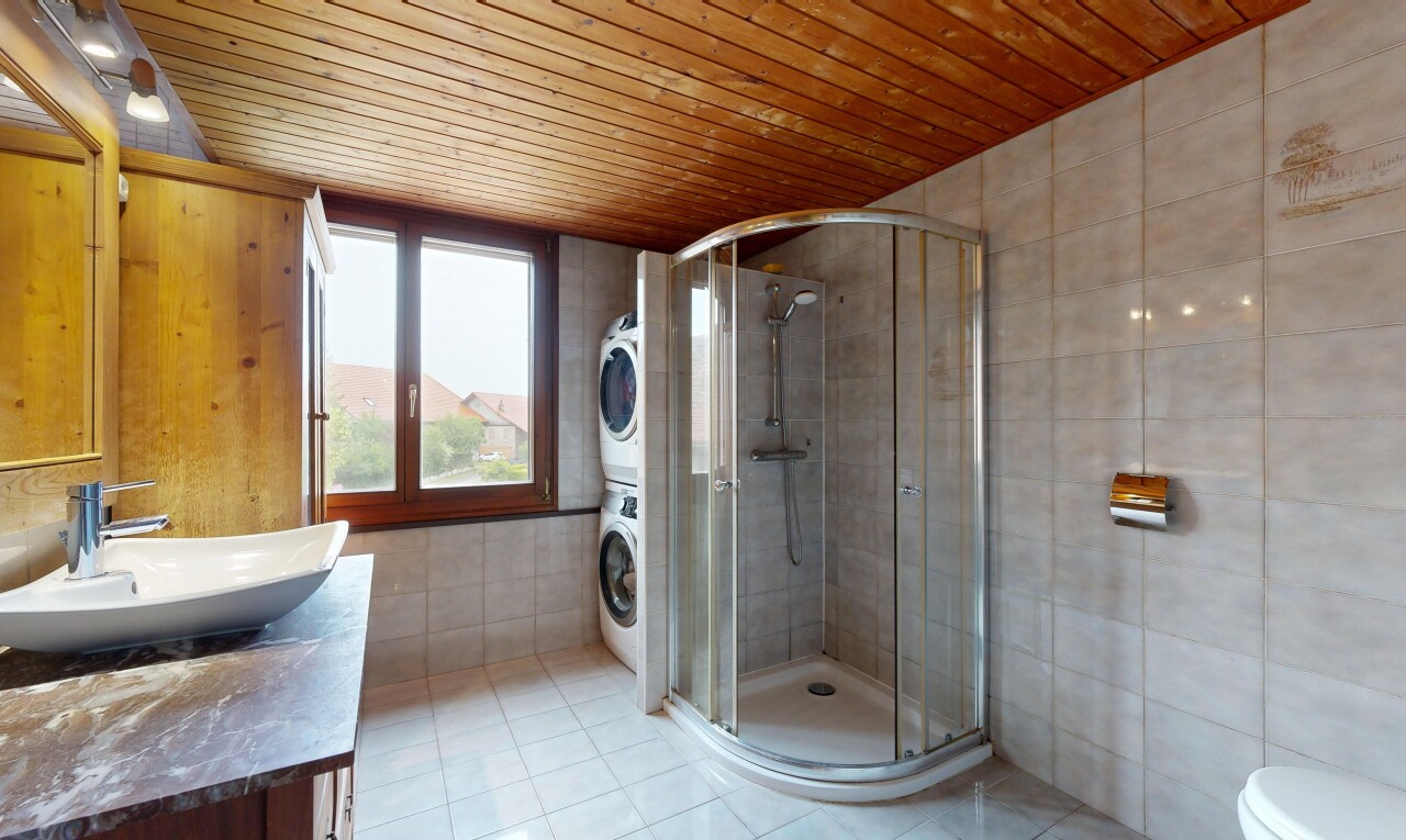 salle de bains avec tile wall, mur en carrelage, douche, salle de bain complète, et natural light