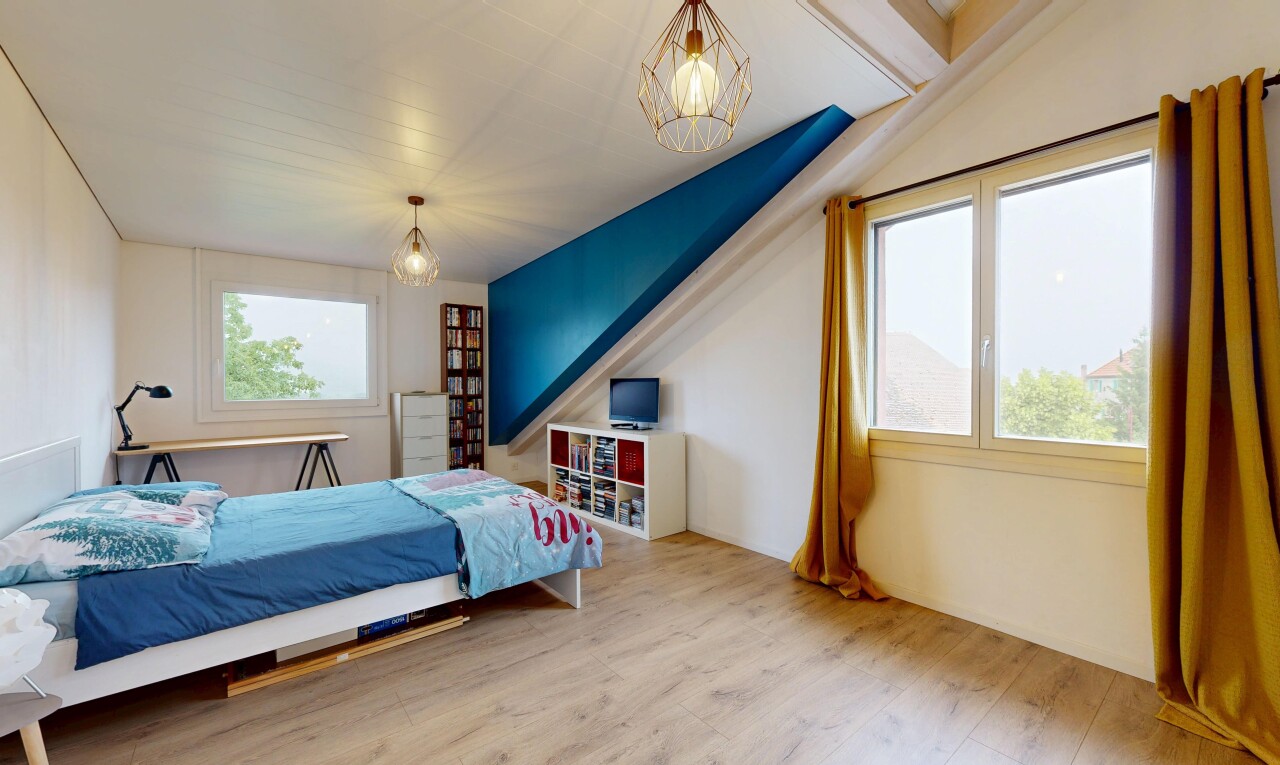 chambre avec drywall, cloison sèche, wood finish floor, sol en finition bois, et inside property
