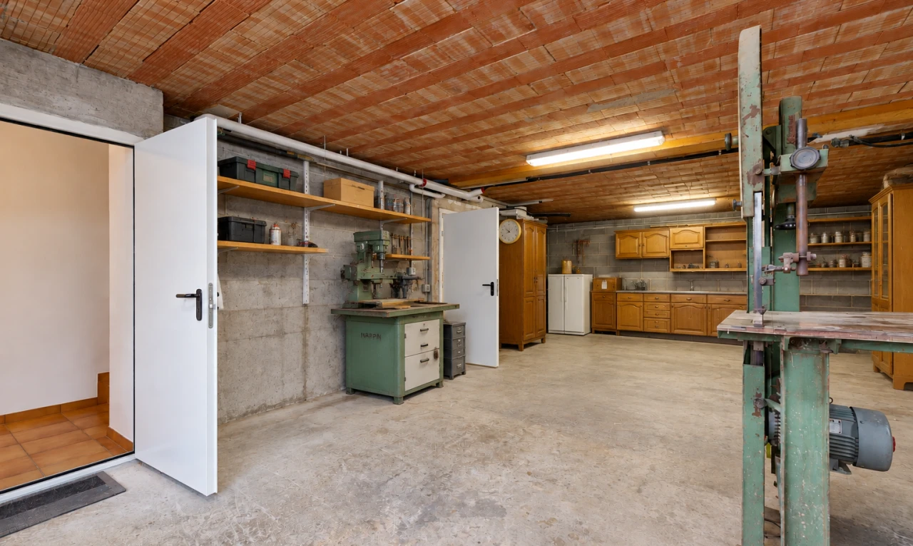 cuisine avec sol en béton, concrete floor, inside property, atelier, et unfinished concrete floor
