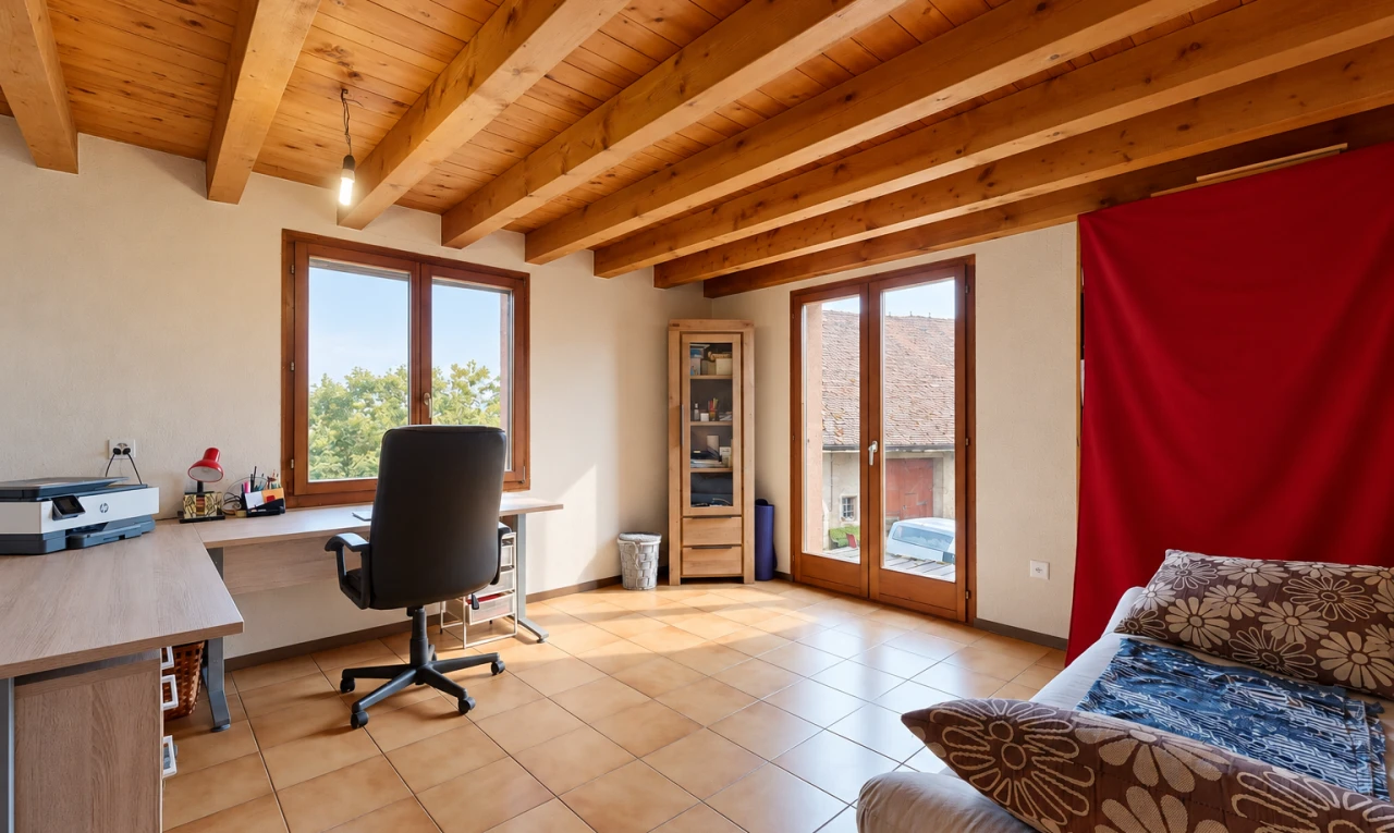 bureau avec éclairage suspendu, accès à l'extérieur, beamed ceiling, plafond à poutres, et wood ceiling