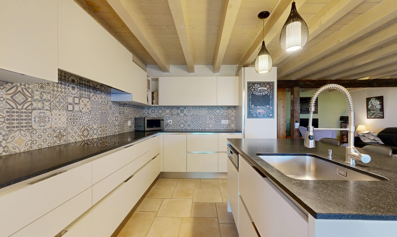 cuisine avec dark countertops, évier, pendant lighting, éclairage suspendu, et backsplash