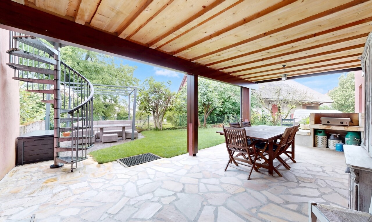 terrasse avec coin repas extérieur, escaliers, day time, from property, et terrasse