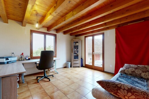 bureau avec portes-fenêtres, inside property, natural light, lumière naturelle, et drywall