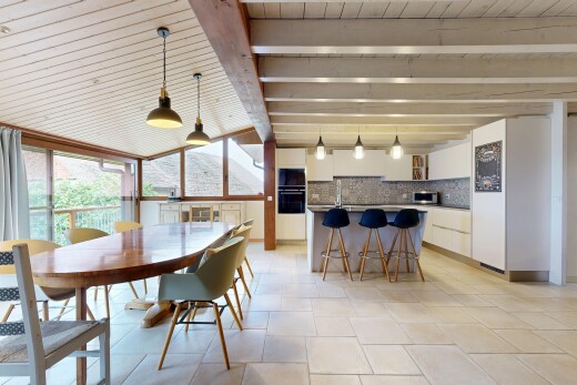 salle à manger avec light floor, backsplash, natural light, lumière naturelle, et beamed ceiling