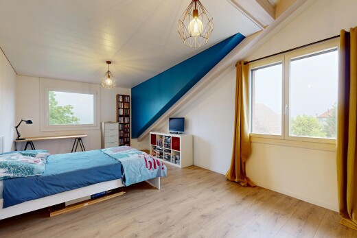 chambre avec drywall, cloison sèche, wood finish floor, sol en finition bois, et inside property