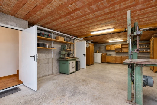 cuisine avec sol en béton, concrete floor, inside property, atelier, et unfinished concrete floor