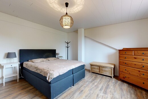 chambre avec sol en finition bois, wood finish floor, inside property, cloison sèche, et drywall