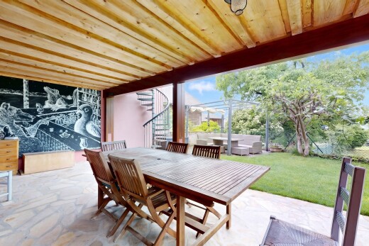 terrasse avec bain à remous, coin repas extérieur, day time, pelouse, et terrasse