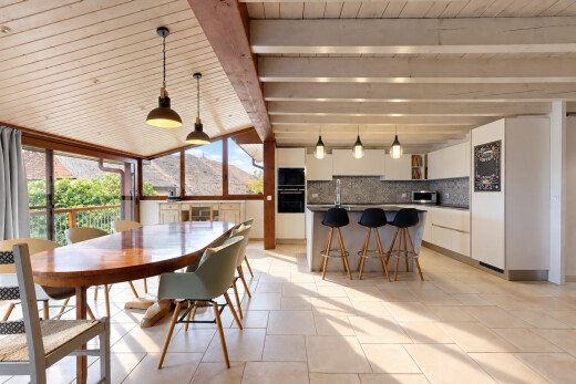 salle à manger avec éclairage suspendu, light floor, mountain view, vue sur la montagne, et high end ceiling