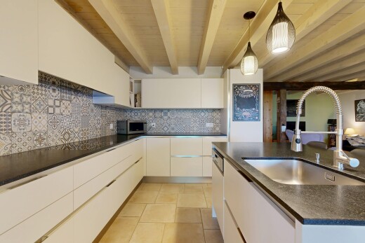 cuisine avec dark countertops, évier, pendant lighting, éclairage suspendu, et backsplash