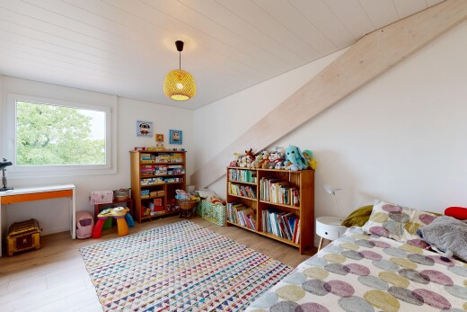 chambre avec lumière naturelle, natural light, sol en finition bois, wood finish floor, et inside property