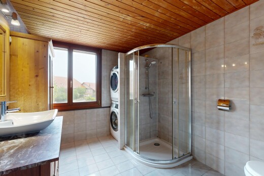 salle de bains avec tile wall, mur en carrelage, douche, salle de bain complète, et natural light