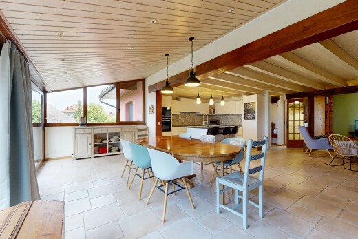 salle à manger avec drywall, cloison sèche, natural light, lumière naturelle, et beamed ceiling