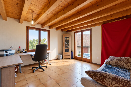 bureau avec éclairage suspendu, accès à l'extérieur, beamed ceiling, plafond à poutres, et wood ceiling