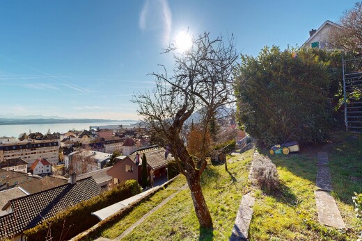 extérieur du bâtiment avec vue sur l'eau, water view, vue résidentielle, residential view, et day time