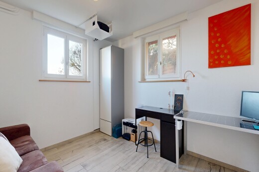 salon avec light floor, inside property, espace bureau, télévision, et cloison sèche
