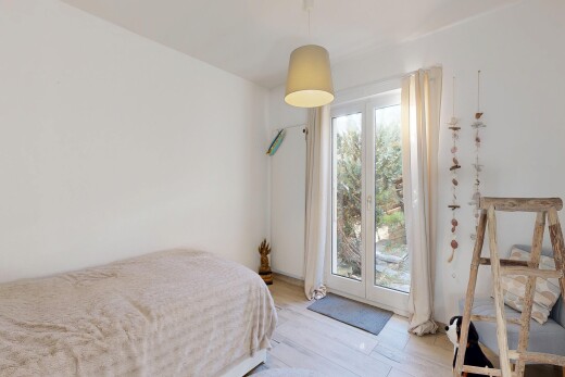 chambre avec sol en finition bois, wood finish floor, lumière naturelle, natural light, et cloison sèche