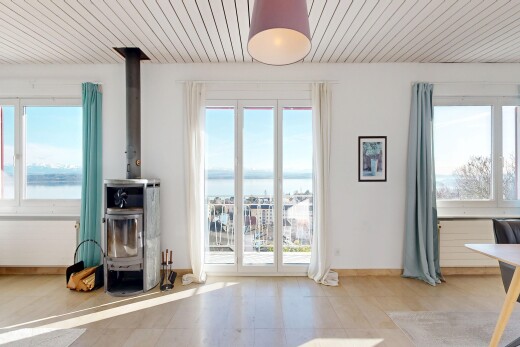 salon avec inside property, plafond en bois, wood ceiling, vue sur l'eau, et water view