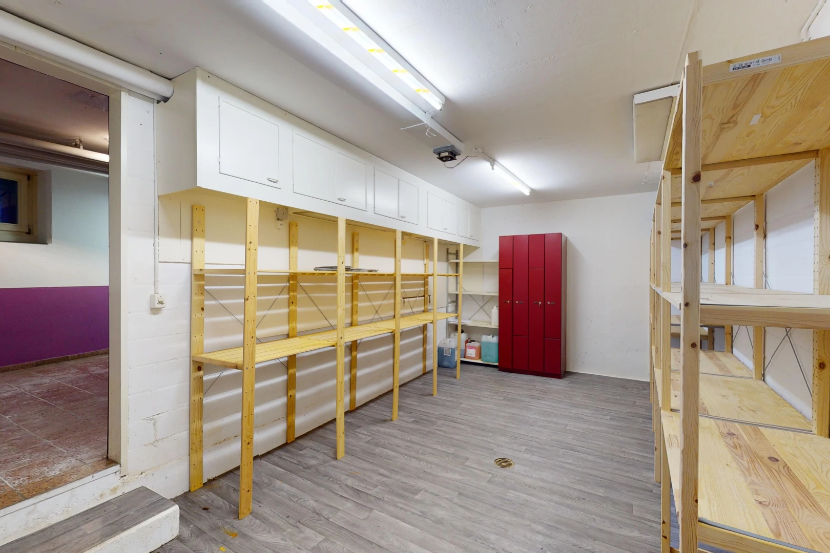 espace intérieur avec plancher de bois