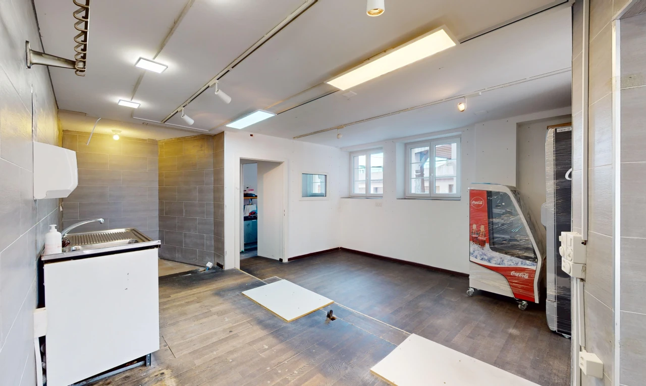 cuisine avec lumière naturelle, vasque, plancher de bois, et meubles blancs